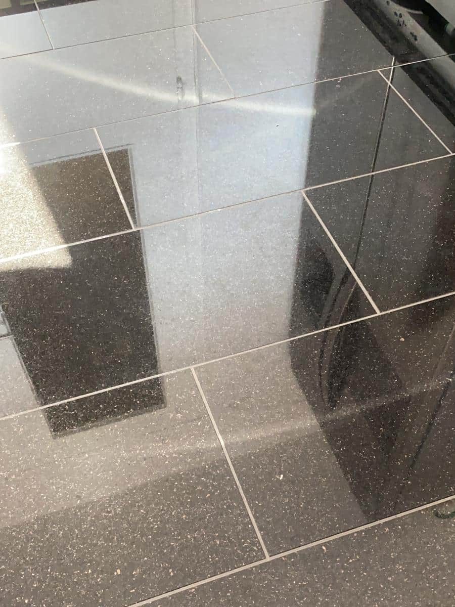 granit absolut black lustruit de vanzare e1773903439113 - Granit Absolut Black Lustruit Semilastra 2cm