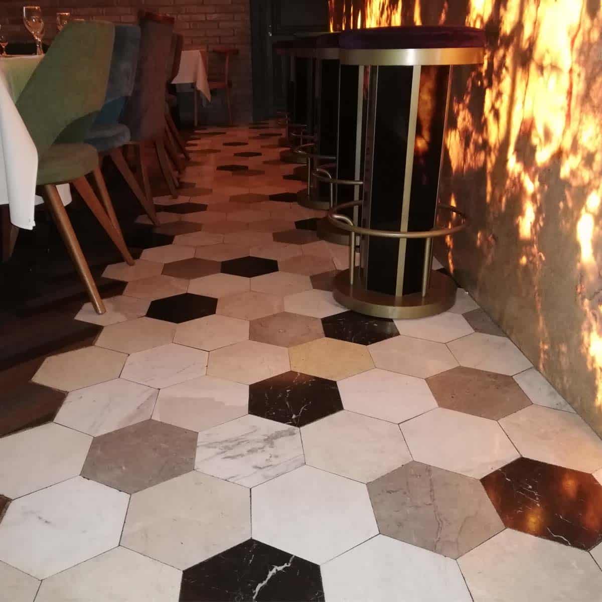 Hexagoane din piatră naturală: soluția ideală pentru zone umede și spații dificile